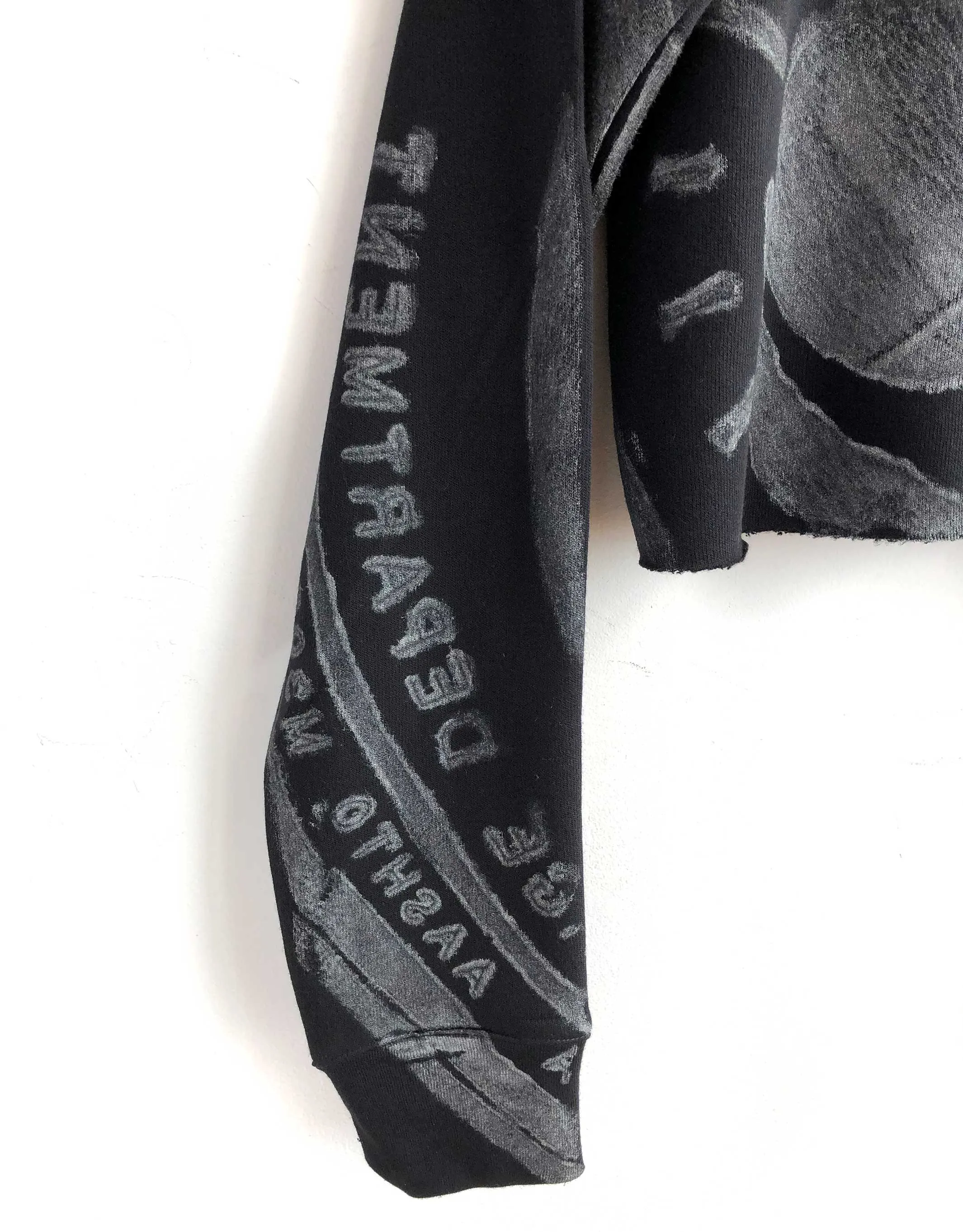 Manhole Cover Print Cropped Black Crew Neck Women's Sweatshirt, Spirit of Detroit.